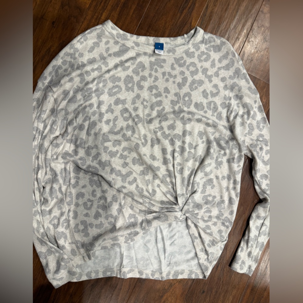 Old Navy Light Gray Leopard Print Top